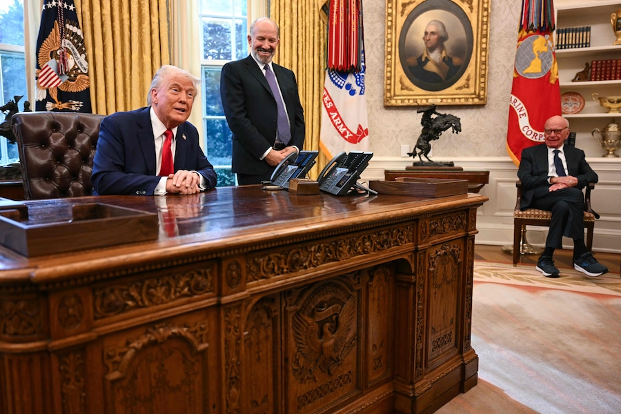 Il presidente degli Stati Uniti Donald Trump, insieme al candidato al Segretario del Commercio Howard Lutnick (centro) e Rupert Murdoch (destra), parla alla stampa dopo aver firmato un ordine esecutivo per la creazione di un fondo sovrano statunitense, nello Studio Ovale della Casa Bianca. (Photo by Jim WATSON / AFP) (AFP)