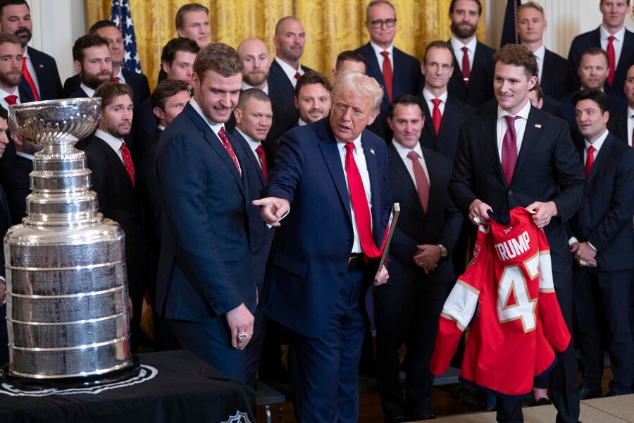 Il presidente degli Stati Uniti Donald J. Trump (al centro) riceve una mazza da hockey placcata in oro e una maglia della squadra dal capitano della squadra Aleksander Barkov (a sinistra) e dall’ala Matthew Tkachuk (a destra) durante una cerimonia per onorare la squadra di hockey dei Florida Panthers, campione della NHL Stanley Cup 2024, a la Sala Est della Casa Bianca a Washington. EPA/CHRIS KLEPONIS / POOL (EPA)