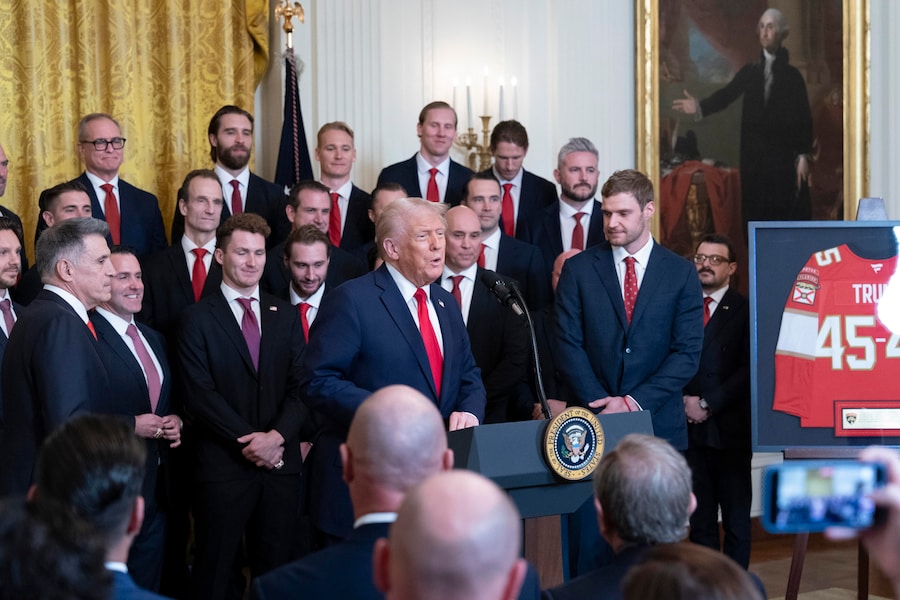 Il presidente degli Stati Uniti Donald J. Trump durante una cerimonia per onorare la squadra di hockey dei Florida Panthers, campione della NHL Stanley Cup 2024, nella Sala Est della Casa Bianca a Washington. EPA/CHRIS KLEPONIS / POOL (EPA)
