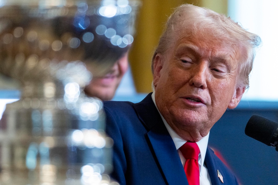 Il presidente degli Stati Uniti Donald J. Trump esprime le sue osservazioni durante una cerimonia per onorare la squadra di hockey dei Florida Panthers, campione della NHL Stanley Cup del 2024, nella Sala Est della Casa Bianca a Washington. EPA/SHAWN THEW (EPA)
