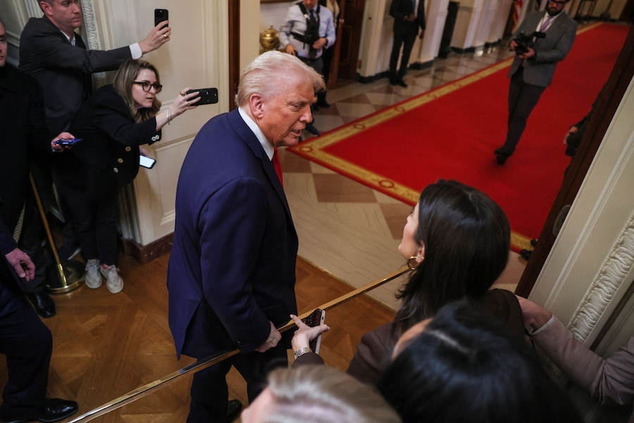 Il presidente degli Stati Uniti Donald Trump tiene in mano una mazza da hockey datagli in regalo, mentre parla con la giornalista Kaitlan Collins. Trump ospita i campioni della Stanley Cup 2024, i Florida Panthers, alla Casa Bianca a Washington. REUTERS/Leah Millis (REUTERS)
