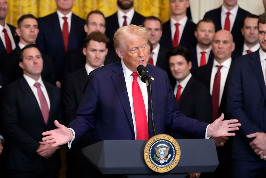 Il presidente Donald Trump parla durante una cerimonia con la squadra di hockey NHL dei Florida Panthers per celebrare la vittoria della Stanley Cup 2024 nella Sala Est della Casa Bianca. (AP Photo/Alex Brandon) (Associated Press/LaPresse)