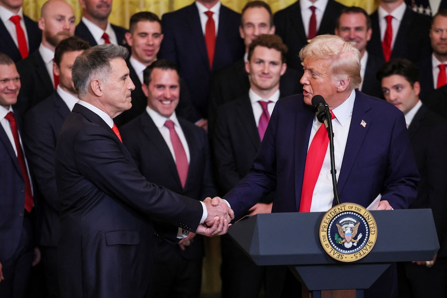 Vincent Viola, proprietario dei Florida Panthers, e il presidente degli Stati Uniti Donald Trump si stringono la mano mentre Trump ospita i campioni della Stanley Cup 2024, i Florida Panthers nella East Room della Casa Bianca a Washington. REUTERS/Leah Millis (REUTERS)
