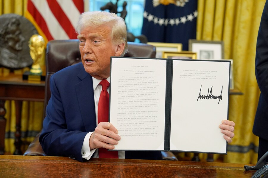 Il presidente Donald Trump mostra un ordine esecutivo firmato nello Studio Ovale della Casa Bianca. (AP Photo/Evan Vucci) (Associated Press/LaPresse)