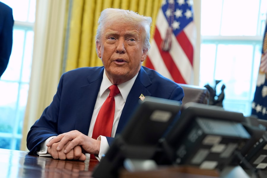 Il presidente Donald Trump parla dopo aver firmato gli ordini esecutivi nello Studio Ovale della Casa Bianca. (AP Photo/Evan Vucci) (Associated Press/LaPresse)