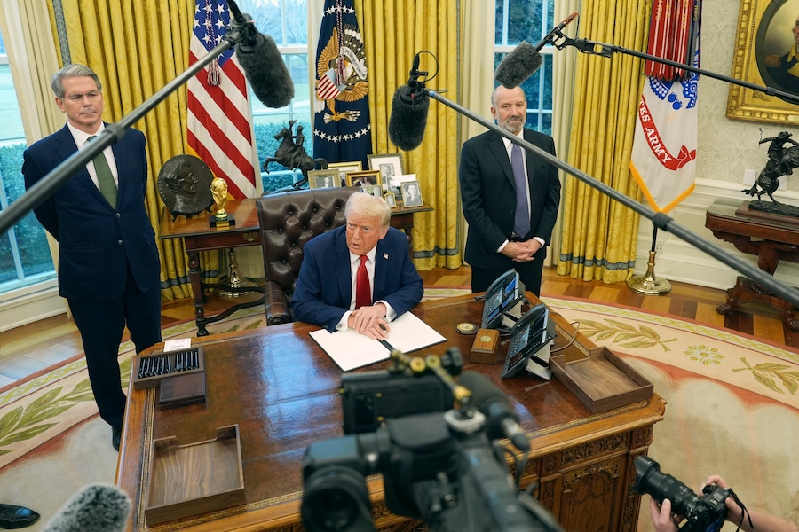 Il presidente Donald Trump parla mentre il segretario al Tesoro Scott Bessent, a sinistra, e il candidato al segretario al Commercio Howard Lutnick ascoltano mentre Trump si prepara a firmare un ordine esecutivo nello Studio Ovale della Casa Bianca. (AP Photo/Evan Vucci) (Associated Press/LaPresse)