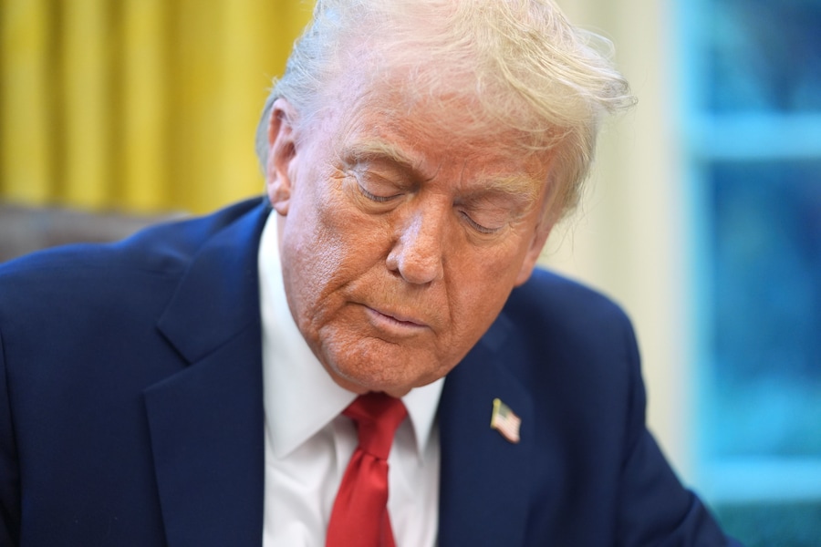Il presidente Donald Trump firma un ordine esecutivo nello Studio Ovale della Casa Bianca. (AP Photo/Evan Vucci) (Associated Press/LaPresse)