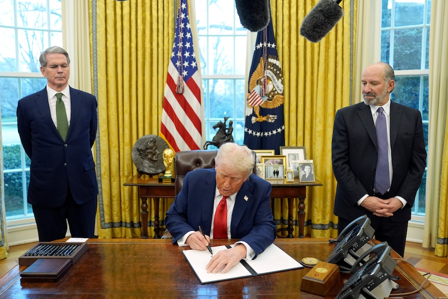 Il presidente Donald Trump firma un ordine esecutivo mentre il segretario al Tesoro Scott Bessent, a sinistra, e il candidato al segretario al Commercio Howard Lutnick lo osservano nello Studio Ovale della Casa Bianca. (AP Photo/Evan Vucci) (Associated Press/LaPresse)