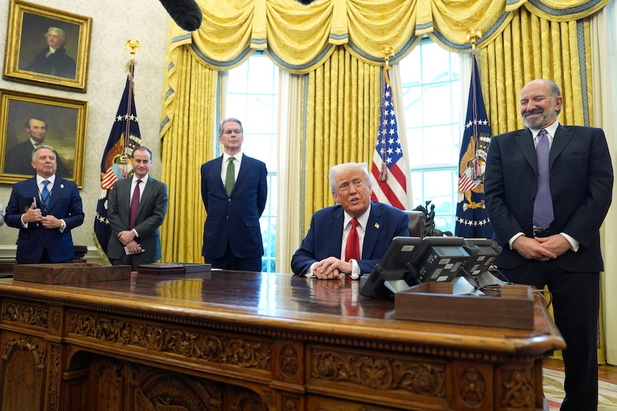 Il presidente Donald Trump parla mentre Steve Witkoff, inviato speciale per il Medio Oriente, da sinistra, il segretario dello staff della Casa Bianca Will Scharf, il segretario al Tesoro Scott Bessent e il segretario al Commercio Howard Lutnick ascoltano, mentre Trump firma gli ordini esecutivi nello Studio Ovale della Casa Bianca. (AP Photo/Evan Vucci) (Associated Press/LaPresse)