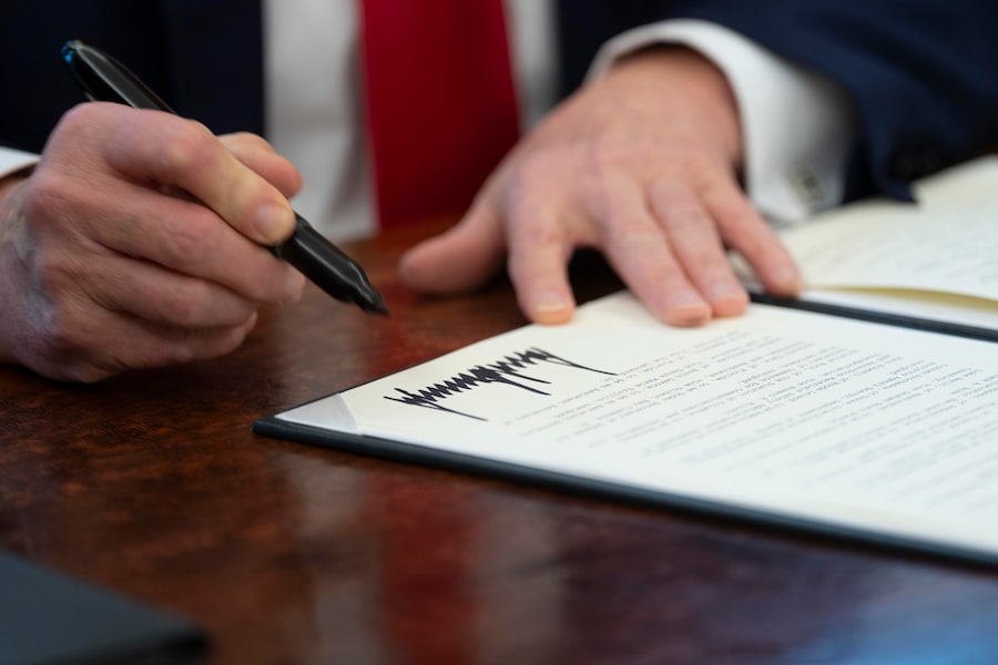 Il presidente degli Stati Uniti Donald Trump firma gli ordini esecutivi nello Studio Ovale della Casa Bianca a Washington. EPA/CHRIS KLEPONIS / POOL (EPA)