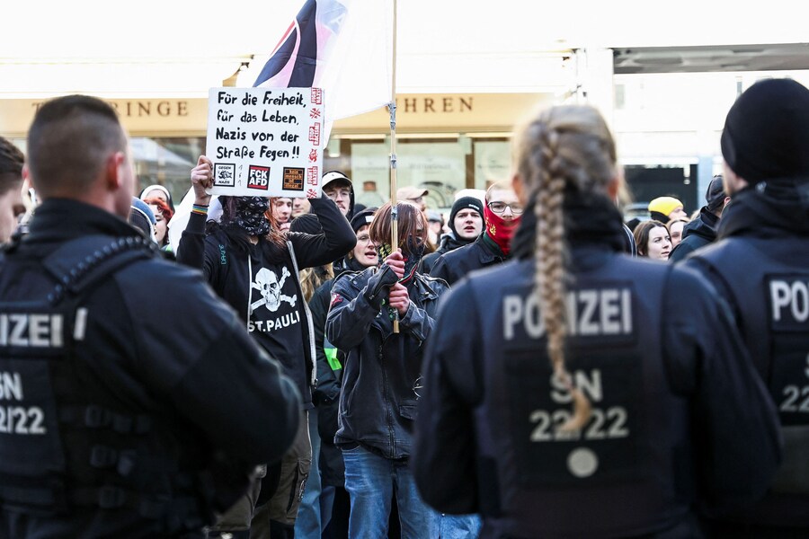 Attivisti stanno di fronte agli agenti di polizia mentre partecipano a una protesta contro un evento della campagna elettorale del partito Alternativa per la Germania (AfD) REUTERS/Karina Hessland (REUTERS)