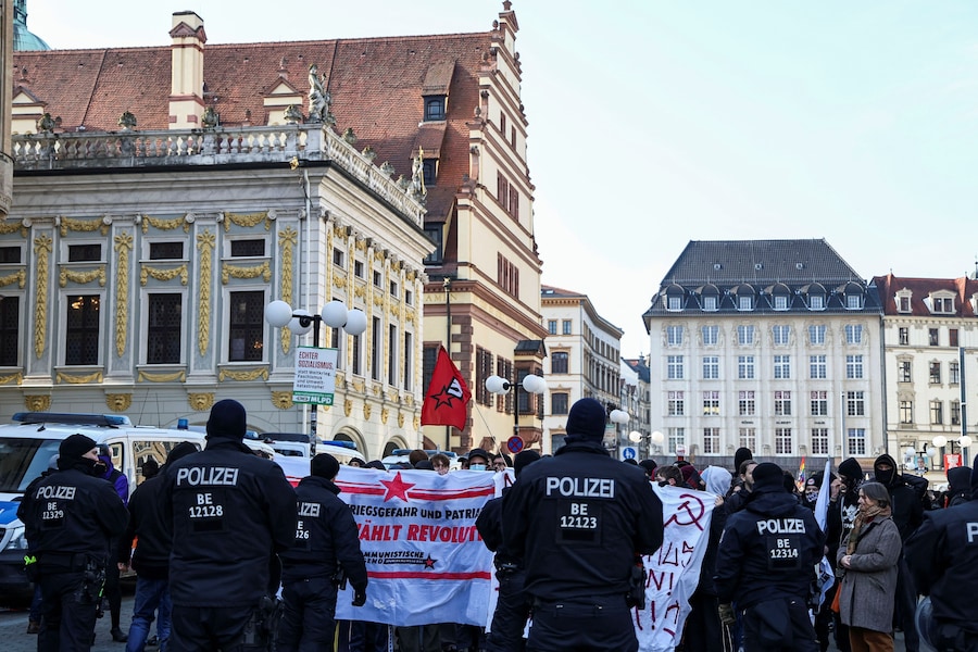 Attivisti stanno di fronte agli agenti di polizia mentre partecipano a una protesta contro un evento della campagna elettorale del partito Alternativa per la Germania (AfD) (REUTERS/Karina Hessland) (REUTERS)