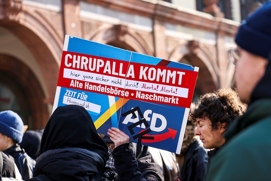 Attivisti partecipano a una protesta contro un evento della campagna elettorale del partito Alternativa per la Germania (AfD). REUTERS/Karina Hessland (REUTERS)
