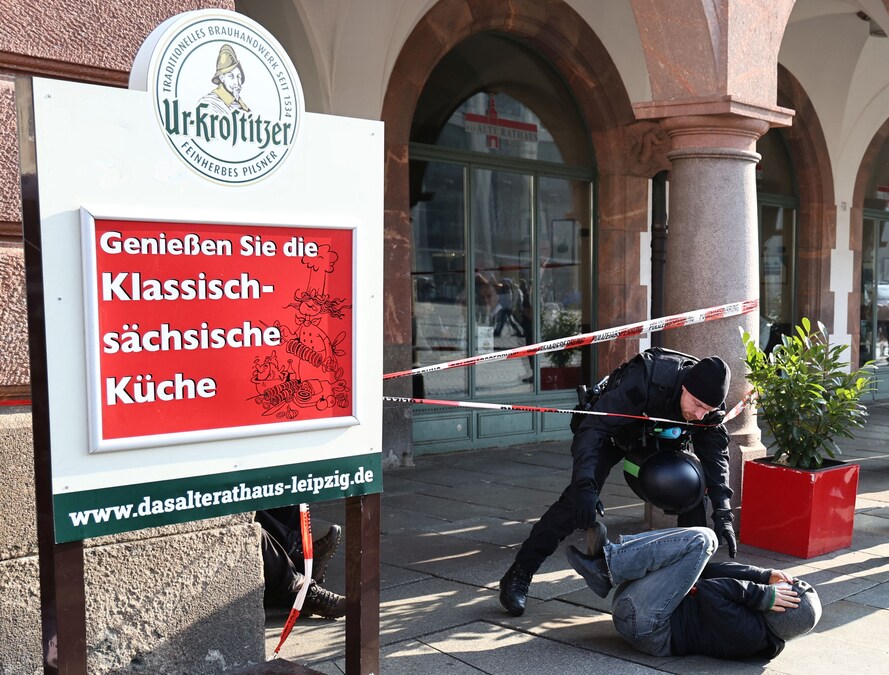 Un attivista reagisce accanto a un agente di polizia anche durante una protesta contro la campagna elettorale del partito Alternativa per la Germania (AfD). REUTERS/Karina Hessland (REUTERS)