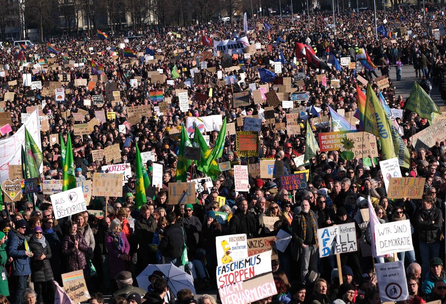 I manifestanti prendono parte a una manifestazione contro l’estrema destra al Theresienwiese con il motto “La democrazia ha bisogno di te!” a Monaco di Baviera, l’8 febbraio 2025. L’8 febbraio 2025 in Germania hanno avuto luogo nuove manifestazioni di massa contro l’estrema destra, tra cui una grandissima mobilitazione a Monaco con 200.000 persone, secondo la polizia della capitale bavarese.. (Photo by LUKAS BARTH-TUTTAS / AFP) (AFP)