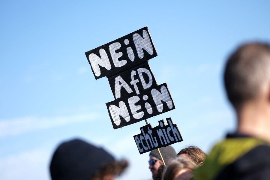 I partecipanti espongono cartelli contro il partito dell’Alternativa per la Germania (AfD) durante una manifestazione contro l’estrema destra al Theresienwiese di Monaco, nel sud della Germania, l’8 febbraio 2025, quasi due settimane prima delle elezioni parlamentari. L’8 febbraio in Germania si sono svolte nuove manifestazioni di massa contro l’estrema destra, tra cui una grandissima mobilitazione a Monaco con 200.000 persone, secondo la polizia della capitale bavarese. (Photo by LUKAS BARTH-TUTTAS / AFP) (AFP)