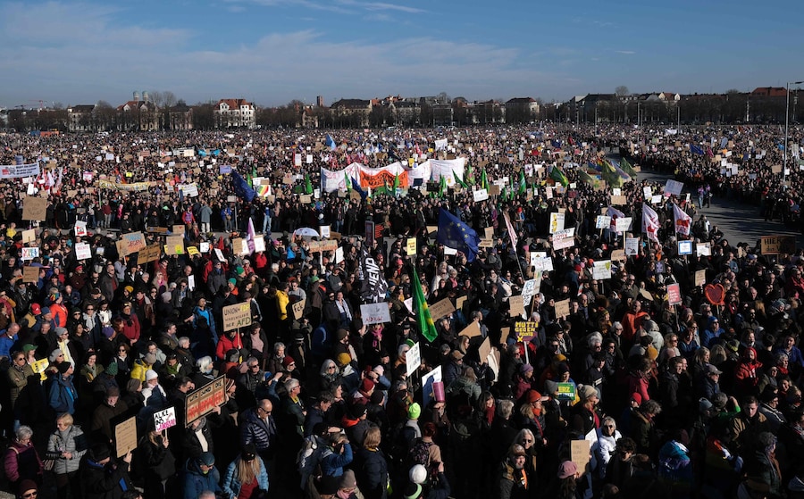 I manifestanti prendono parte a una manifestazione contro l’estrema destra al Theresienwiese con il motto “La democrazia ha bisogno di te!” a Monaco di Baviera, l’8 febbraio 2025. L’8 febbraio 2025 in Germania hanno avuto luogo nuove manifestazioni di massa contro l’estrema destra, tra cui una grandissima mobilitazione a Monaco con 200.000 persone, secondo la polizia della capitale bavarese. (Photo by LUKAS BARTH-TUTTAS / AFP) (AFP)