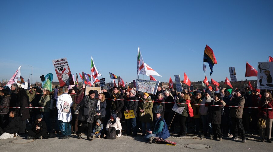 I manifestanti prendono parte a una manifestazione contro l’estrema destra al Theresienwiese con il motto “La democrazia ha bisogno di te!” a Monaco di Baviera, l’8 febbraio 2025. L’8 febbraio 2025 in Germania hanno avuto luogo nuove manifestazioni di massa contro l’estrema destra, tra cui una grandissima mobilitazione a Monaco con 200.000 persone, secondo la polizia della capitale bavarese. (Photo by LUKAS BARTH-TUTTAS / AFP) (AFP)
