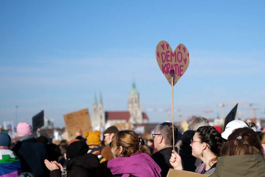 I manifestanti prendono parte a una manifestazione contro l’estrema destra al Theresienwiese con il motto “La democrazia ha bisogno di te!” a Monaco di Baviera, l’8 febbraio 2025. L’8 febbraio 2025 in Germania hanno avuto luogo nuove manifestazioni di massa contro l’estrema destra, tra cui una grandissima mobilitazione a Monaco con 200.000 persone, secondo la polizia della capitale bavarese.. (Photo by LUKAS BARTH-TUTTAS / AFP) (AFP)