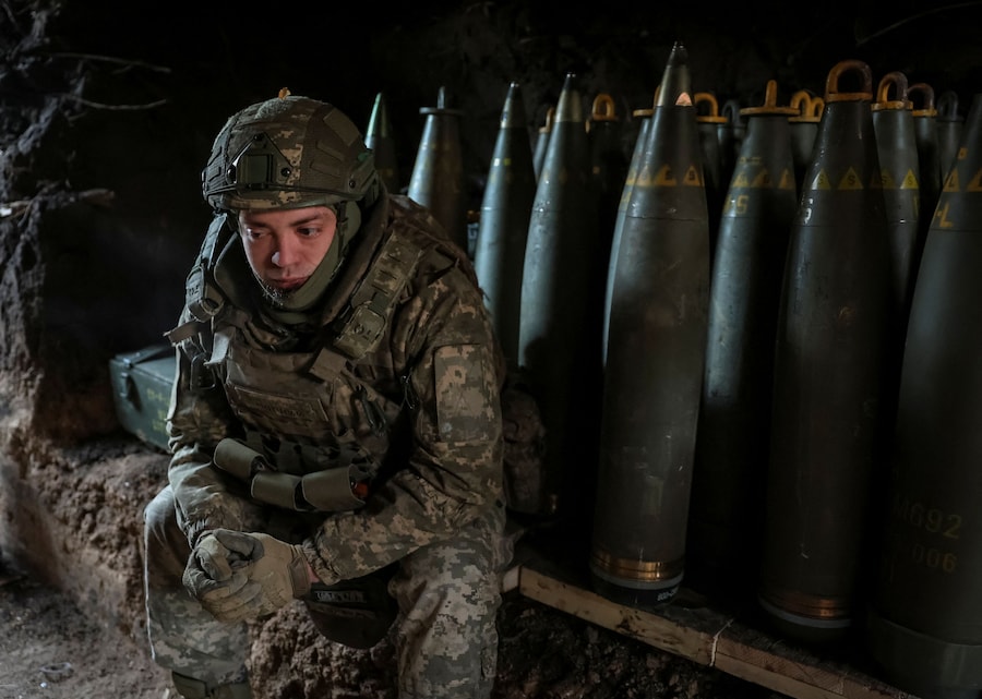 Un militare della 148a Brigata di artiglieria separata Zhytomyr delle Forze armate ucraine siede vicino ai proiettili mentre lui e un soldato attendono il comando per sparare con un obice M777 contro le truppe russe in una posizione in prima linea, durante l’attacco della Russia all’Ucraina, nella regione di Donetsk, Ucraina. REUTERS/Anatolii Stepanov (REUTERS)