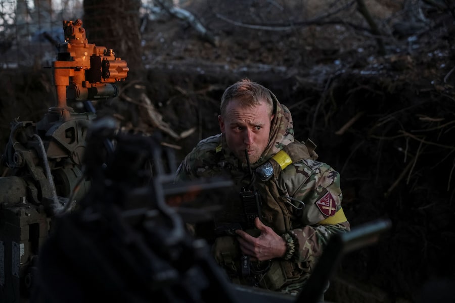 Un militare della 148a Brigata di artiglieria separata Zhytomyr delle Forze armate ucraine si prepara a sparare con un obice M777 contro le truppe russe in una posizione in prima linea, durante l’attacco russo all’Ucraina, nella regione di Donetsk, Ucraina. REUTERS/Anatolii Stepanov (REUTERS)