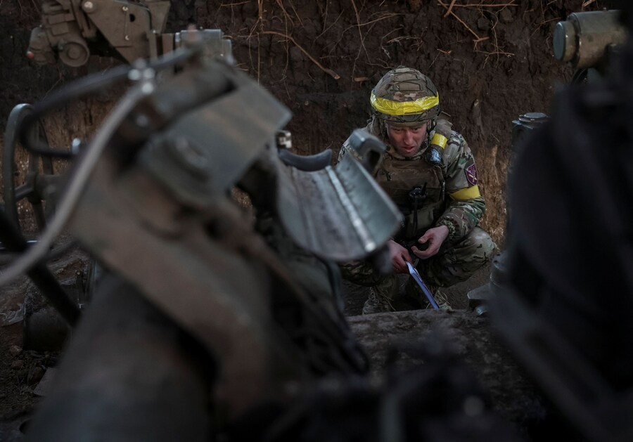 Un militare della 148a Brigata di artiglieria separata Zhytomyr delle Forze armate ucraine si prepara a sparare con un obice M777 contro le truppe russe in una posizione in prima linea, durante l’attacco della Russia all’Ucraina, nella regione di Donetsk, Ucraina. REUTERS/Anatolii Stepanov (REUTERS)
