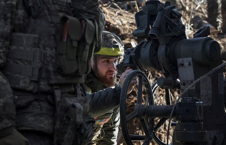 Un militare della 148a Brigata di artiglieria separata Zhytomyr si prepara a sparare con un obice M777 contro le truppe russe in una posizione in prima linea, durante l’attacco russo all’Ucraina, nella regione di Donetsk, Ucraina. REUTERS/Anatolii Stepanov (REUTERS)