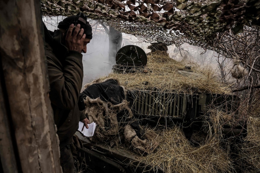 Un artigliere ucraino della 24a Brigata Meccanizzata spara con un obice semovente 2S1 “Gvozdika” da 122 mm verso posizioni russe in una località sconosciuta vicino a Chasiv Yar, nella regione di Donetsk. (Photo by Handout / 24th Mechanized Brigade of Ukrainian Armed Forces / AFP) (AFP)