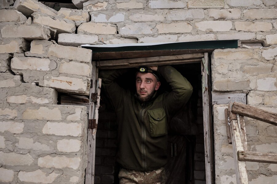 Un artigliere ucraino della 24a Brigata Meccanizzata guarda fuori da una porta in un rifugio in una località sconosciuta vicino a Chasiv Yar, nella regione di Donetsk. (Photo by Handout / 24th Mechanized Brigade of Ukrainian Armed Forces / AFP) (AFP)