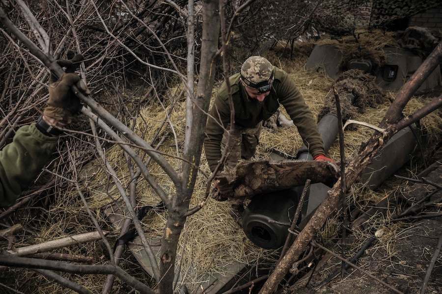 Un artigliere ucraino della 24a Brigata Meccanizzata mimetizza un obice semovente 2S1 “Gvozdika” da 122 mm in una località sconosciuta vicino a Chasiv Yar, nella regione di Donetsk. (Photo by Handout / 24th Mechanized Brigade of Ukrainian Armed Forces / AFP) (AFP)