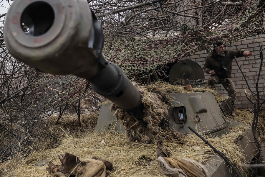 Un artigliere ucraino della 24a Brigata Meccanizzata si trova su un obice semovente 2S1 “Gvozdika” da 122 mm mimetizzato in una località segreta vicino a Chasiv Yar, nella regione di Donetsk. (Photo by Handout / 24th Mechanized Brigade of Ukrainian Armed Forces / AFP) (AFP)