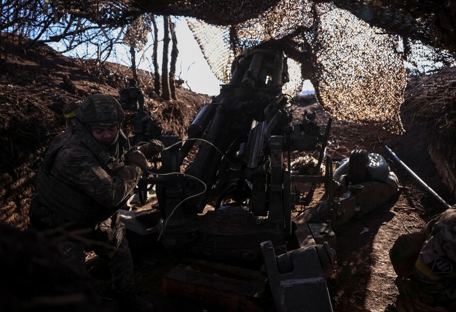 I militari della 148a Brigata di artiglieria separata Zhytomyr delle Forze armate ucraine si preparano a sparare con un obice M777 contro le truppe russe in una posizione in prima linea nella regione di Donetsk, Ucraina. REUTERS/Anatolii Stepanov (REUTERS)