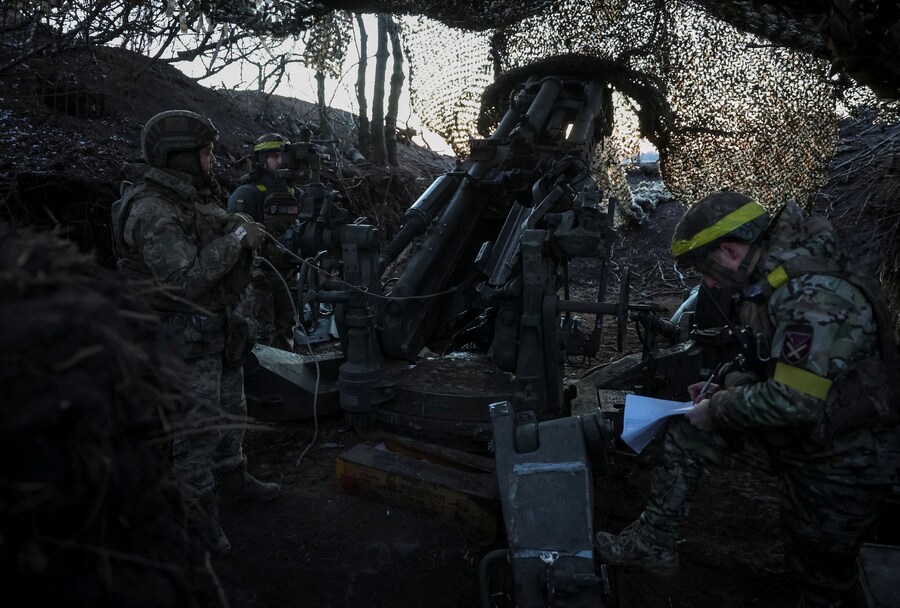 I militari della 148a Brigata di artiglieria separata Zhytomyr delle Forze armate ucraine si preparano a sparare con un obice M777 contro le truppe russe in una posizione in prima linea nella regione di Donetsk, Ucraina. REUTERS/Anatolii Stepanov (REUTERS)
