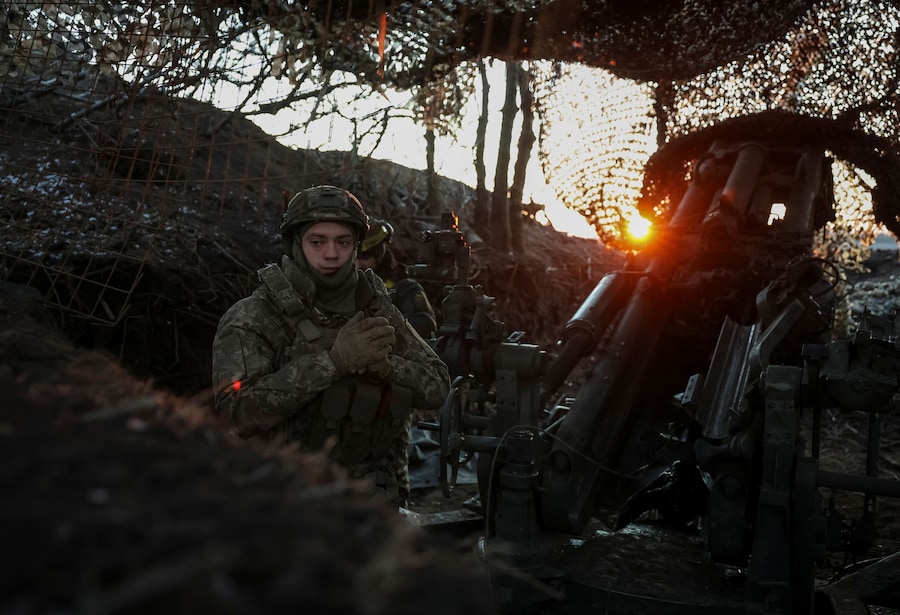 I militari della 148a Brigata di artiglieria separata Zhytomyr delle Forze armate ucraine si preparano a sparare con un obice M777 contro le truppe russe in una posizione in prima linea nella regione di Donetsk, Ucraina. REUTERS/Anatolii Stepanov (REUTERS)