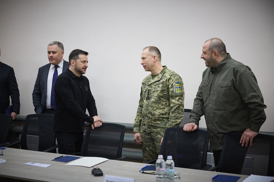 Il presidente ucraino Volodymyr Zelensky parla con il comandante in capo delle forze armate ucraine Oleksandr Syrsky e il ministro della Difesa ucraino Rustem Umerov prima di un incontro con il presidente del Comitato militare della NATO, in una località sconosciuta in Ucraina. (Photo by Handout / UKRAINIAN PRESIDENTIAL PRESS SERVICE / AFP) (AFP)