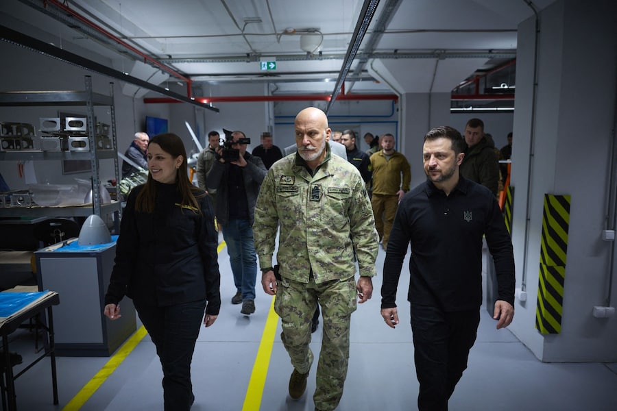 Il presidente ucraino Volodymyr Zelensky e il presidente del Comitato militare della NATO Giuseppe Cavo Dragone durante una visita a un’impresa dell’industria della difesa, in una località sconosciuta in Ucraina. (Photo by Handout / UKRAINIAN PRESIDENTIAL PRESS SERVICE / AFP) (AFP)