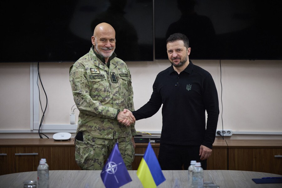 Il presidente ucraino Volodymyr Zelensky e il presidente del Comitato militare della NATO Giuseppe Cavo Dragone si stringono la mano durante il loro incontro in una località sconosciuta in Ucraina. (Photo by Handout / UKRAINIAN PRESIDENTIAL PRESS SERVICE / AFP) (AFP)