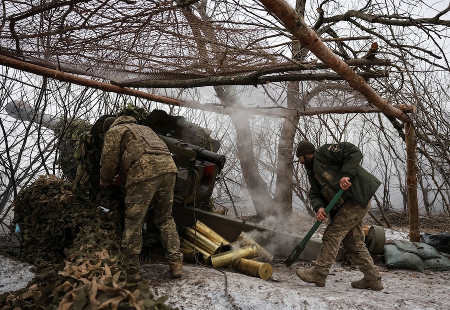 I militari della 32a Brigata Meccanizzata Separata delle Forze Armate dell’Ucraina sparano con un obice D-20 contro le truppe russe vicino alla città in prima linea di Pokrovsk nella regione di Donetsk, Ucraina. Radio Free Europe/Radio Liberty/Serhii Nuzhnenko via REUTERS (REUTERS)