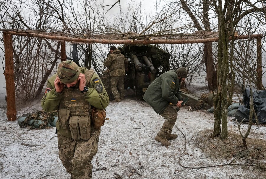 I militari della 32a Brigata Meccanizzata Separata delle Forze Armate dell’Ucraina sparano con un obice D-20 contro le truppe russe vicino alla città in prima linea di Pokrovsk nella regione di Donetsk, Ucraina. Radio Free Europe/Radio Liberty/Serhii Nuzhnenko via REUTERS (REUTERS)