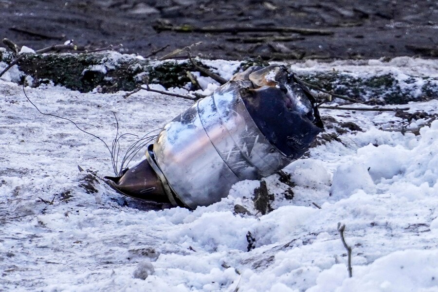 Una parte di un drone ucraino nel cortile di un edificio residenziale a Rostov sul Don, in Russia. EPA/STRINGER (EPA)