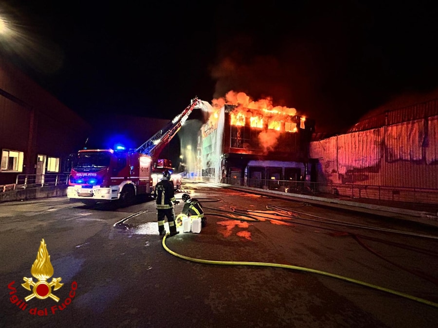 Vigili del fuoco al lavoro per il grosso incendio che è scoppiato all'Inalca di Reggio Emilia, azienda leader nelle carni, 11 febbraio 2025. La colonna di fumo è visibile da lontano e il calore ha sciolto le tapparelle di alcune case vicine allo stabilimento. (ANSA/ VIGILI DEL FUOCO)