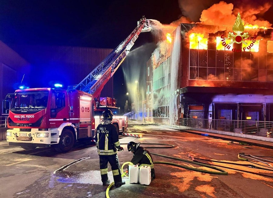 Vigili del fuoco al lavoro per il grosso incendio che è scoppiato all'Inalca di Reggio Emilia, azienda leader nelle carni, 11 febbraio 2025. La colonna di fumo è visibile da lontano e il calore ha sciolto le tapparelle di alcune case vicine allo stabilimento. (ANSA/ VIGILI DEL FUOCO)