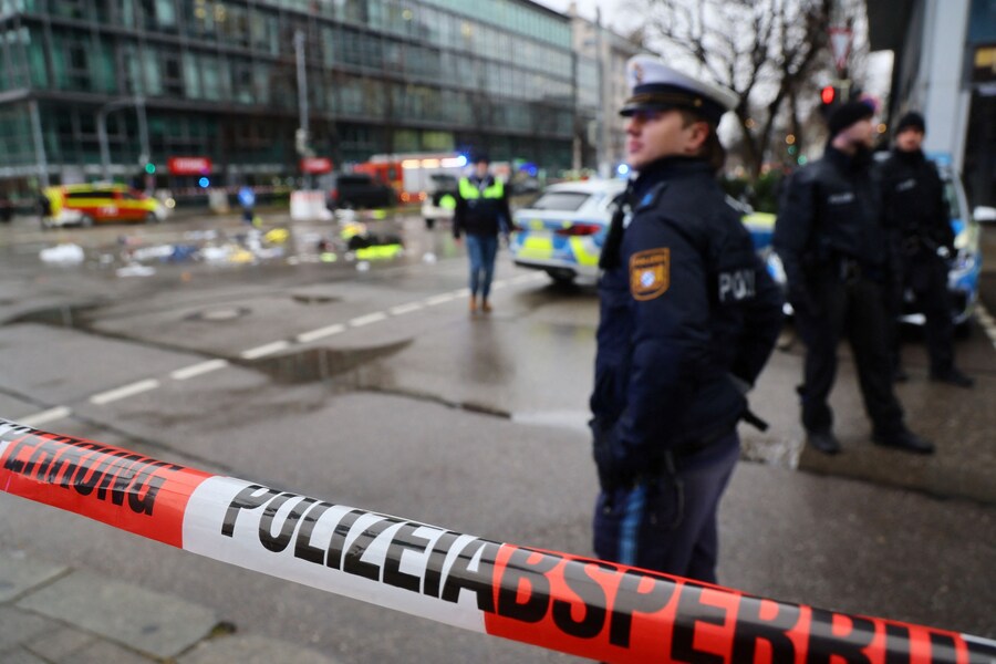 La polizia mette in sicurezza l’area dopo che un’auto si è lanciata sulla folla a Monaco, in Germania, il 13 febbraio 2025, ferendo diverse persone. REUTERS/Wolfgang Rattay (REUTERS)