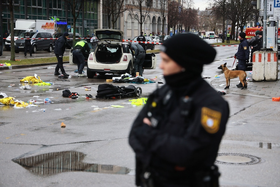 La polizia interviene su un’auto che si è schiantata sulla folla a Monaco, in Germania, il 13 febbraio 2025, ferendo diverse persone. REUTERS/Wolfgang Rattay (REUTERS)