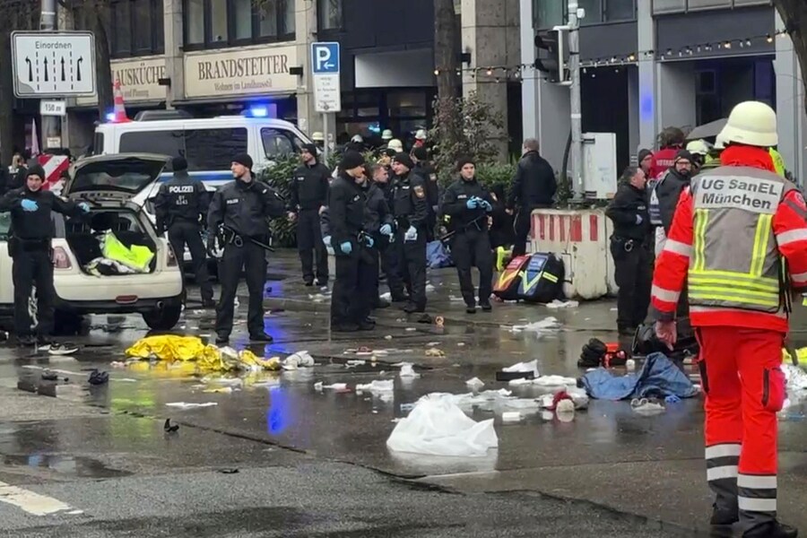 I servizi di emergenza intervengono sulla scena di un incidente dopo che un conducente ha investito un gruppo di persone a Monaco, in Germania. (Peter Kneffel/dpa via AP) (APN)