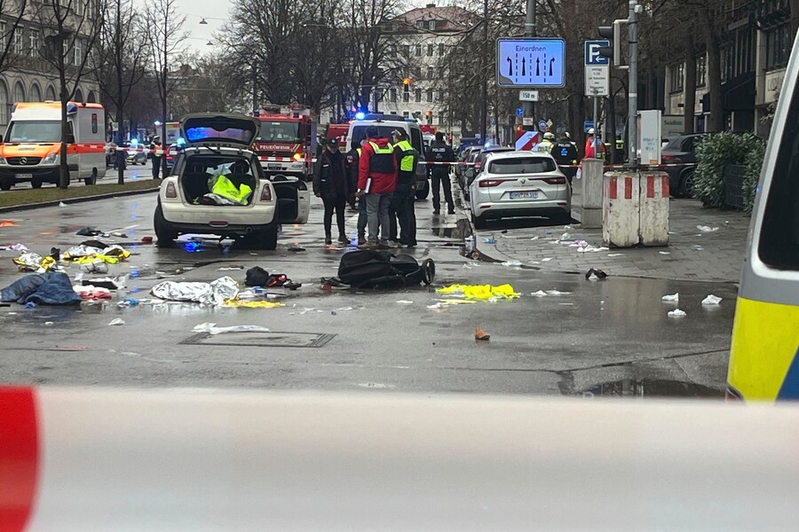 I servizi di emergenza intervengono sulla scena di un incidente dopo che un conducente ha investito un gruppo di persone a Monaco, in Germania. (Christoph Trost/dpa via AP) (APN)