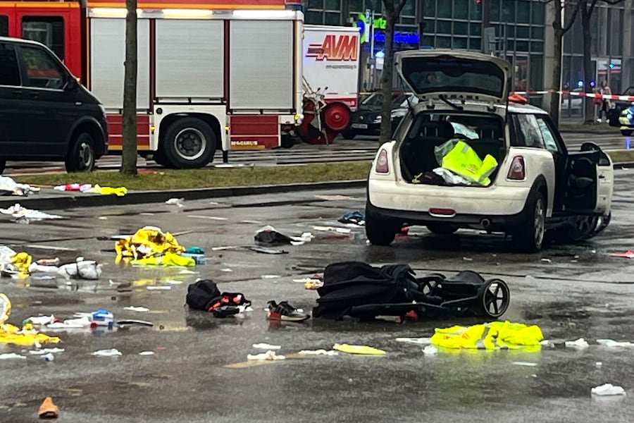 I servizi di emergenza intervengono sulla scena di un incidente dopo che un conducente ha investito un gruppo di persone a Monaco, in Germania. (Christoph Trost/dpa via AP) (APN)