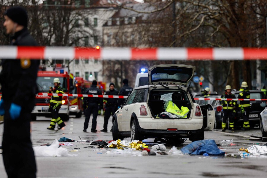 I membri dei servizi di emergenza lavorano sulla scena in cui un’auto si è lanciata in mezzo alla folla nella città di Monaco, nel sud della Germania, il 13 febbraio 2025, lasciando diverse persone ferite, ha detto la polizia. La polizia di Monaco ha dichiarato sulla piattaforma social X che “diverse persone sono rimaste ferite” dopo che “un’auto si è schiantata contro un gruppo di persone” nel centro della capitale della Baviera.. (Photo by Michaela STACHE / AFP) (AFP)