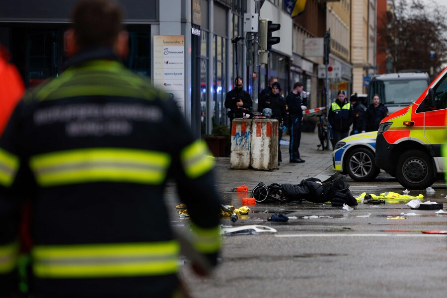 I membri dei servizi di emergenza lavorano sulla scena in cui un’auto si è riversata sulla folla nella città di Monaco di Baviera il 13 febbraio 2025, lasciando diverse persone ferite, ha detto la polizia. La polizia di Monaco ha dichiarato sulla piattaforma social X che “diverse persone sono rimaste ferite” dopo che “un’auto si è schiantata contro un gruppo di persone” nel centro della capitale della Baviera.. (Photo by Michaela STACHE / AFP) (AFP)