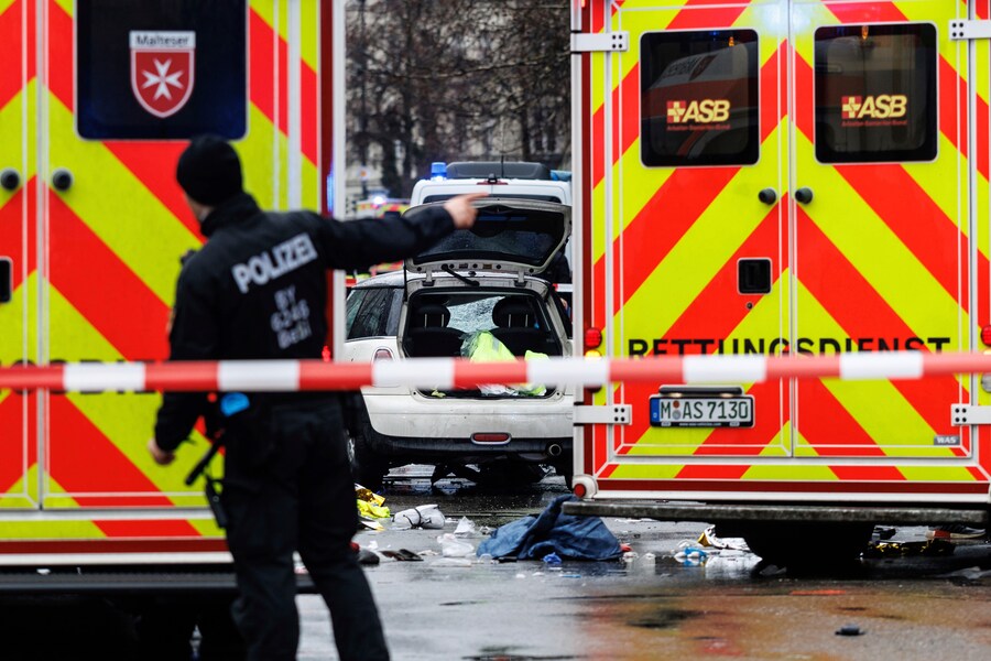 I servizi di emergenza intervengono sulla scena di un incidente dopo che un conducente ha investito un gruppo di persone a Monaco, in Germania. (Matthias Balk/dpa via AP) (APN)